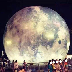 充气巨型月球